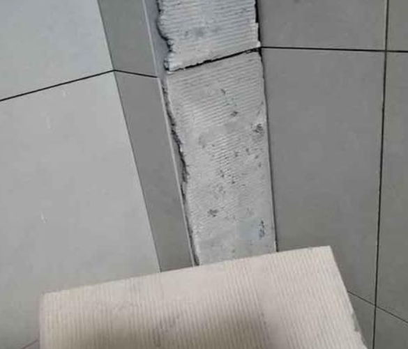 潍城瓷砖空鼓维修公司分享下厨房瓷砖脱落的补救措施。